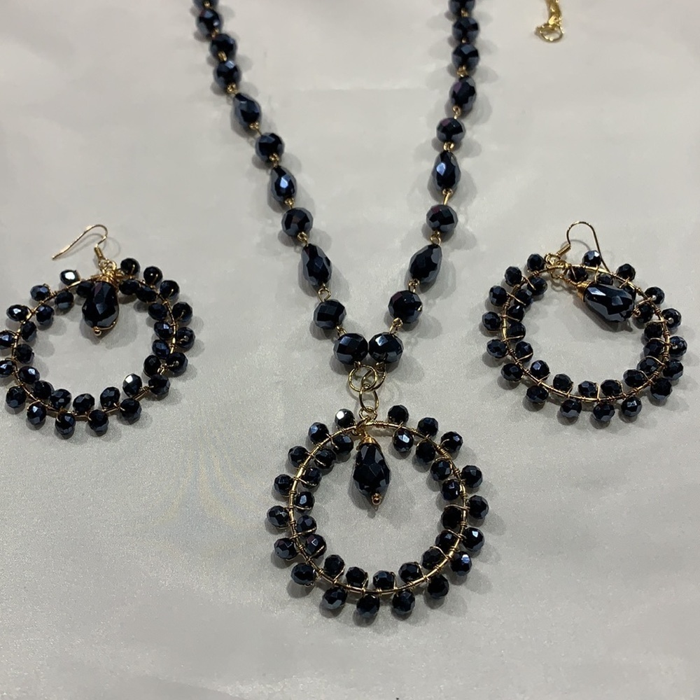 BRAND NEW BLACK CRYSTAL NECKLACE W/EARRINGS, WITH GOLD TONE.